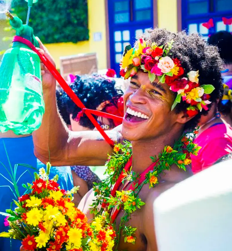 Fantasia jardim com coroa de flores masculina e glitter dourado no rosto