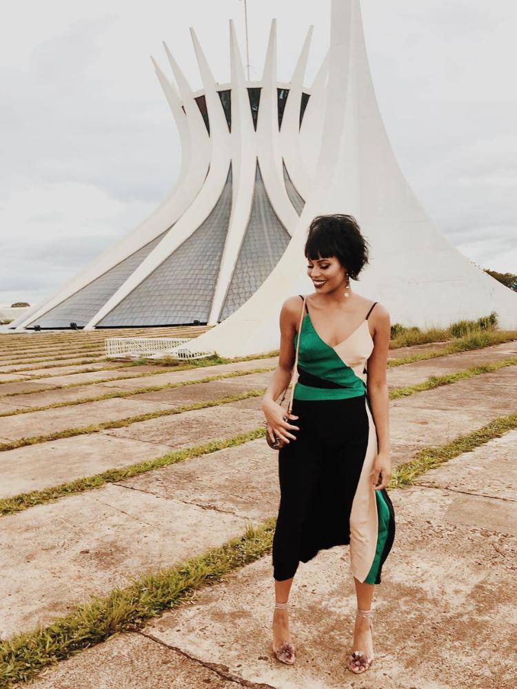 Larissa Cunegundes em frente à Catedral Metropolitana de Brasília