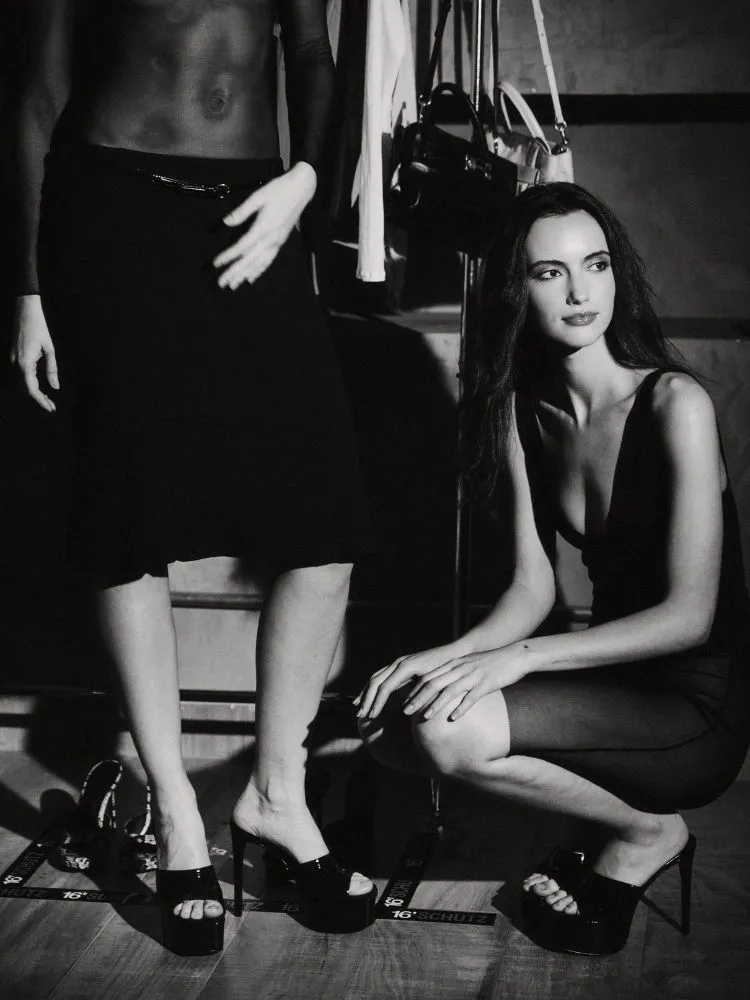 Foto de modelos na campanha da coleção Resort 27 da Schutz