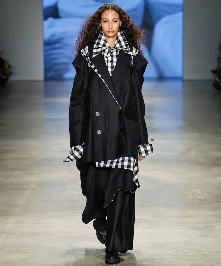Foto de modelo usando camisa xadrez, uma das tendências do SPFW N60
