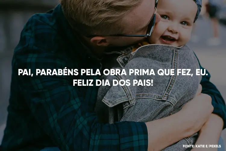 Foto de homem de pele clara beijando bebê na bochecha e frase "Pai, parabéns pela obra prima que fez, eu. Feliz Dia dos Pais!"