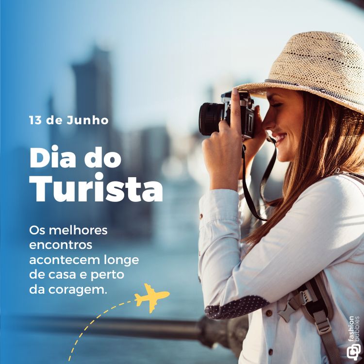 Mulher com chapéu de palha, sorrindo enquanto fotografa cenário urbano desfocado. Texto: "13 de Junho - Dia do Turista. Os melhores encontros acontecem longe de casa e perto da coragem." Ícone de avião amarelo simbolizando viagens e exploração.
