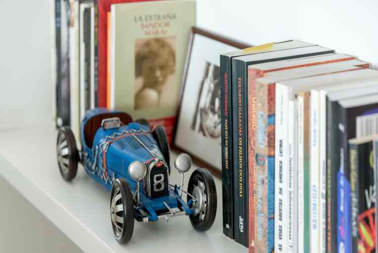detalhes de decoração de estante de livros, carrinho como decoração