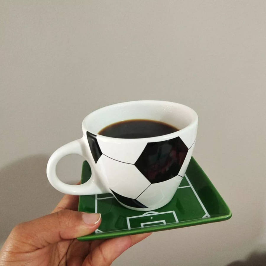 Xícara e pires com tema de futebol para decoração para a Copa