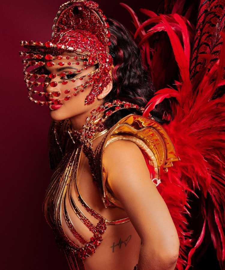 Mileide Mihaile, ex-esposa de Wesley Safadão, fantasiada no Carnaval 2023: fantasia vermelha com muitas pedras vermelhas.