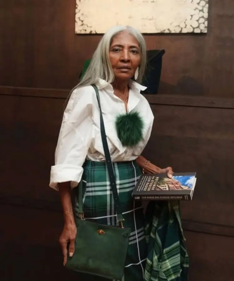 Influencer de moda 60+ JoAni Johnson, um exemplo do conceito de envelhecimento NOLT