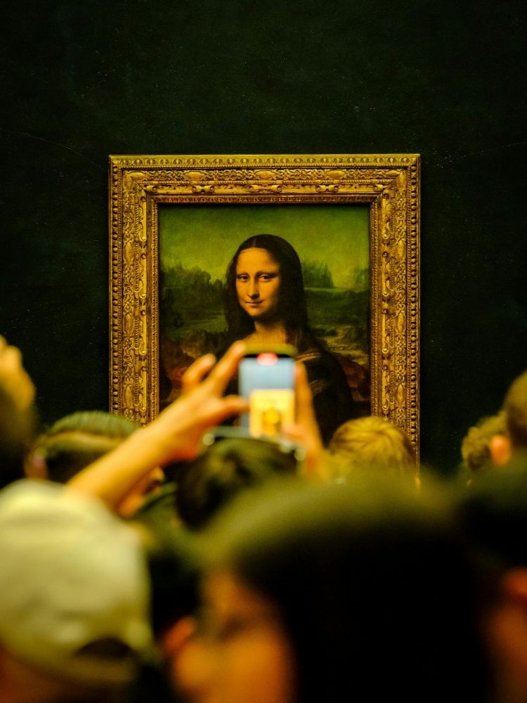 Multidão em volta e tirando foto de quadro Monalisa