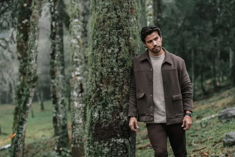 Foto do cantor sertanejo Mariano usando look da sua coleção com a DLZ: suéter, jaqueta e calça em tons de marrom