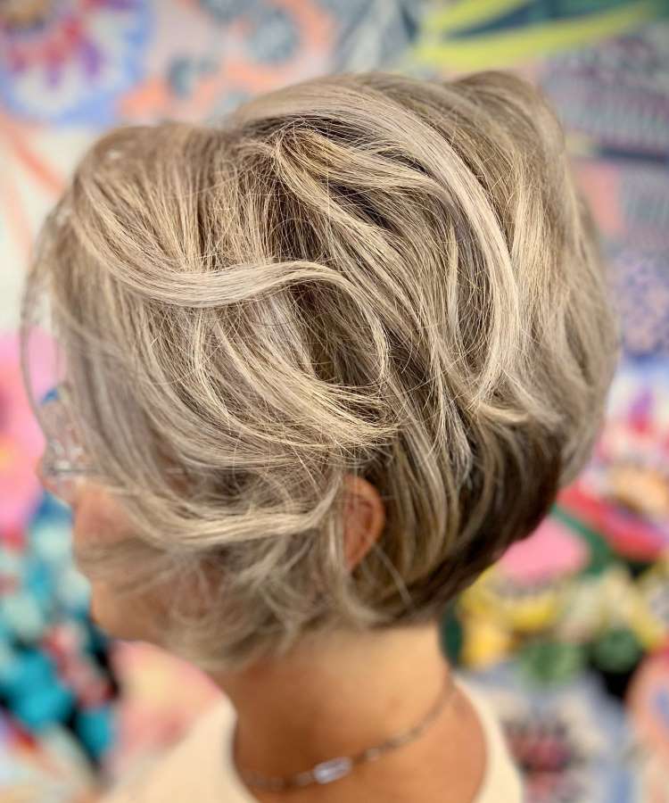 Corte curto para senhoras liso escovado grisalho com franja lateral