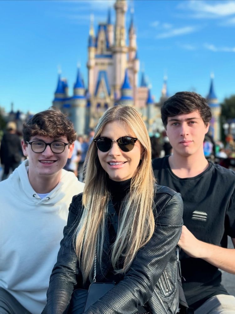 Andrea Schwarz e os dois filhos jovens na Disney