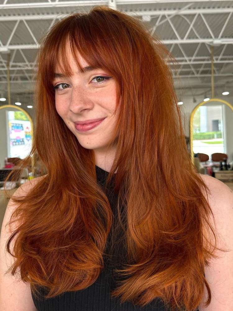 Mulher mostra corte de cabelo 2024