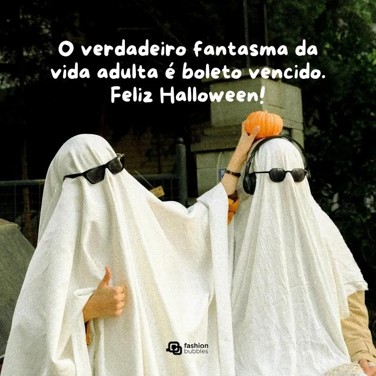 Foto de dois fantasmas com frase de Halloween divertida