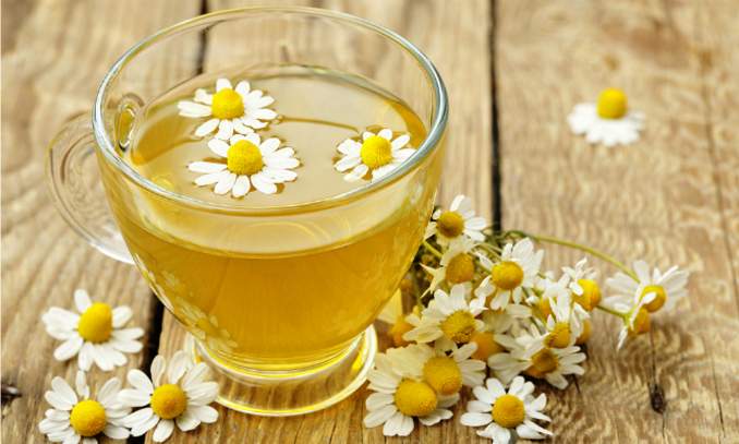 cosmeticos-naturais-cha-de-camomila-para-acabar-com-as-espinhas-e-acnes-do-rosto