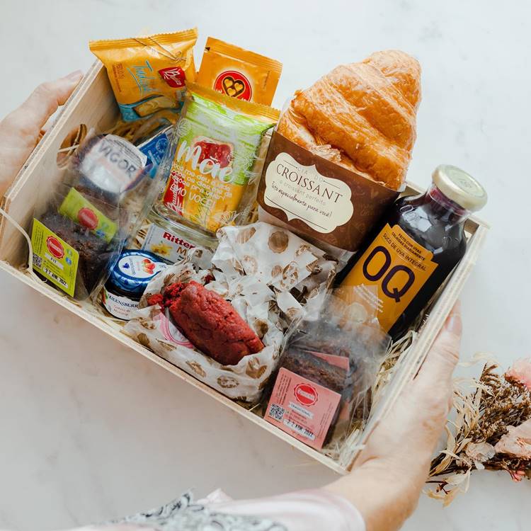 cesta para dia das mães, com sucos, croissant, doces, geleias, etc