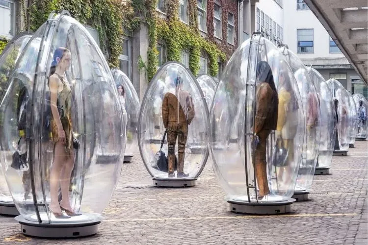 Foto dos modelos da Diesel dentro de ovos transparentes na Semana de Moda de Milão SS26