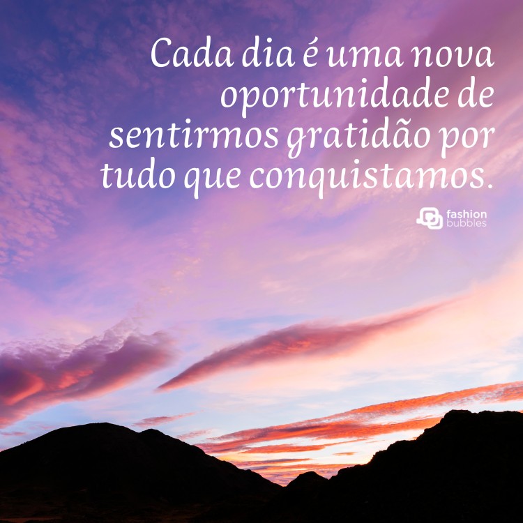 Céu no nascer do sol nas montanhas e frase: Cada dia é uma nova oportunidade de sentirmos gratidão por tudo que conquistamos.