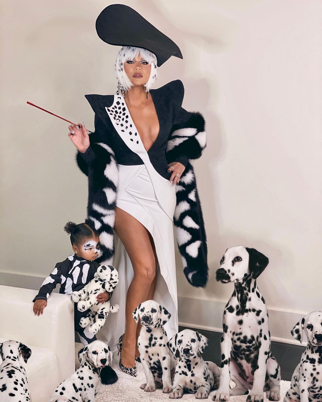 Khloe e filha fantasiadas de Cruella DeVil.