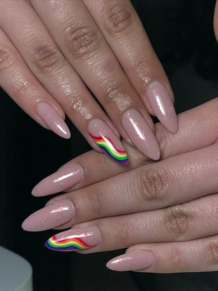 Unhas nude com filha única anelar com arco-íris 