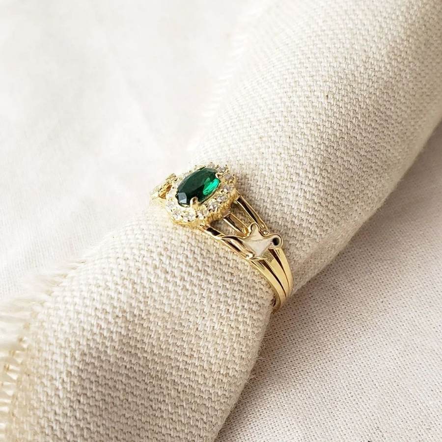 Anel formatura enfermagem em ouro amarelo com pedra esmeralda.