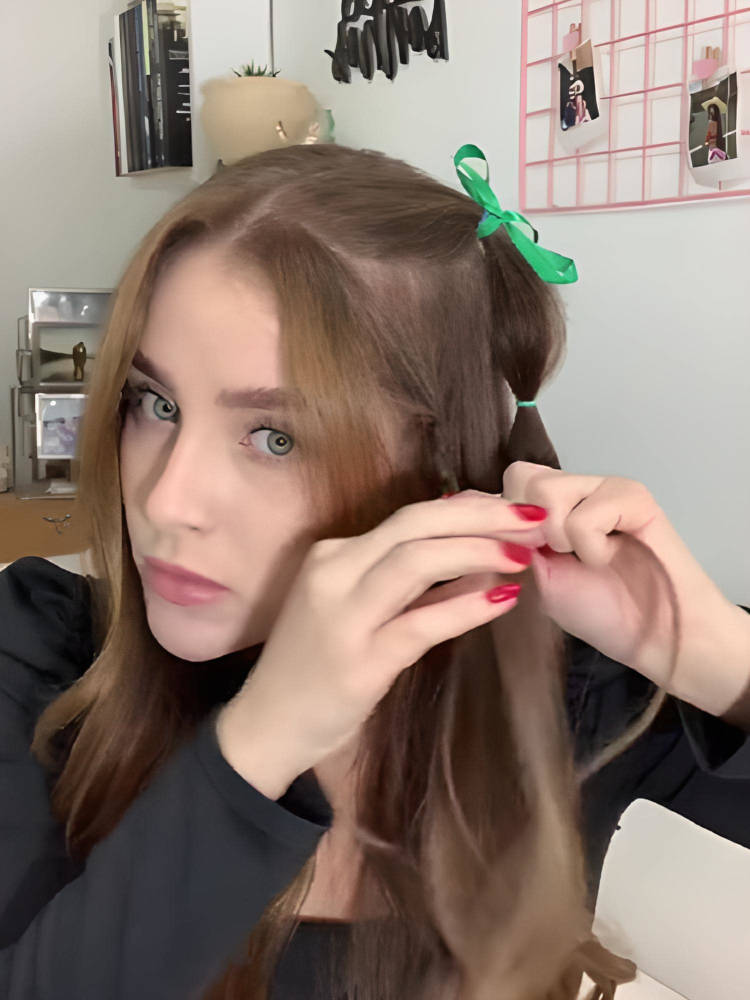 Menina fazendo uma trança na parte da frente do cabelo