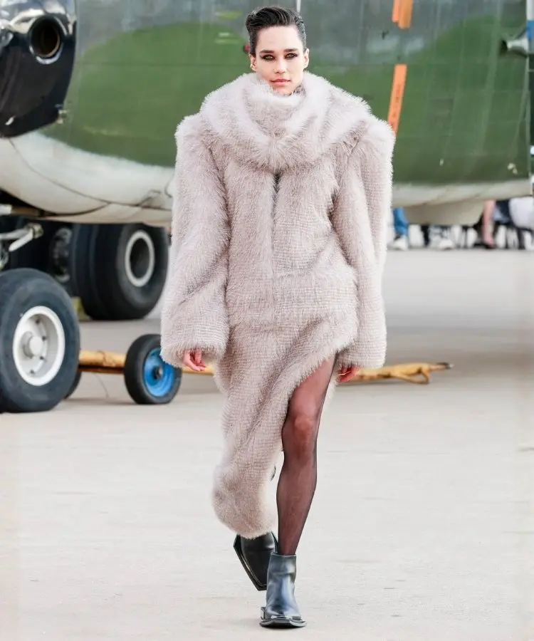 Foto de modelo usando casaco de pelos, uma das tendências do SPFW N60