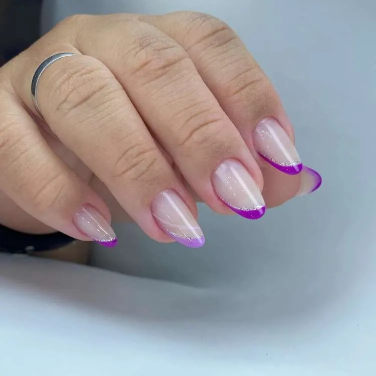 Unha amendoada decorada nas cores: roxo, prata, bege natural. Arte: francesinha dupla e tripla lateral