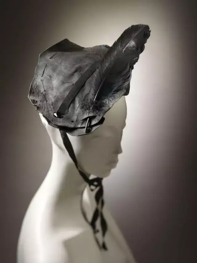 Manequim com um chapéu de couro antigo preto 