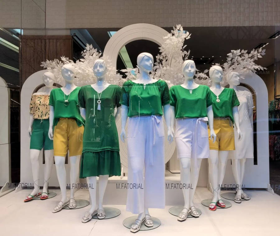 Vitrine com roupas verdes.