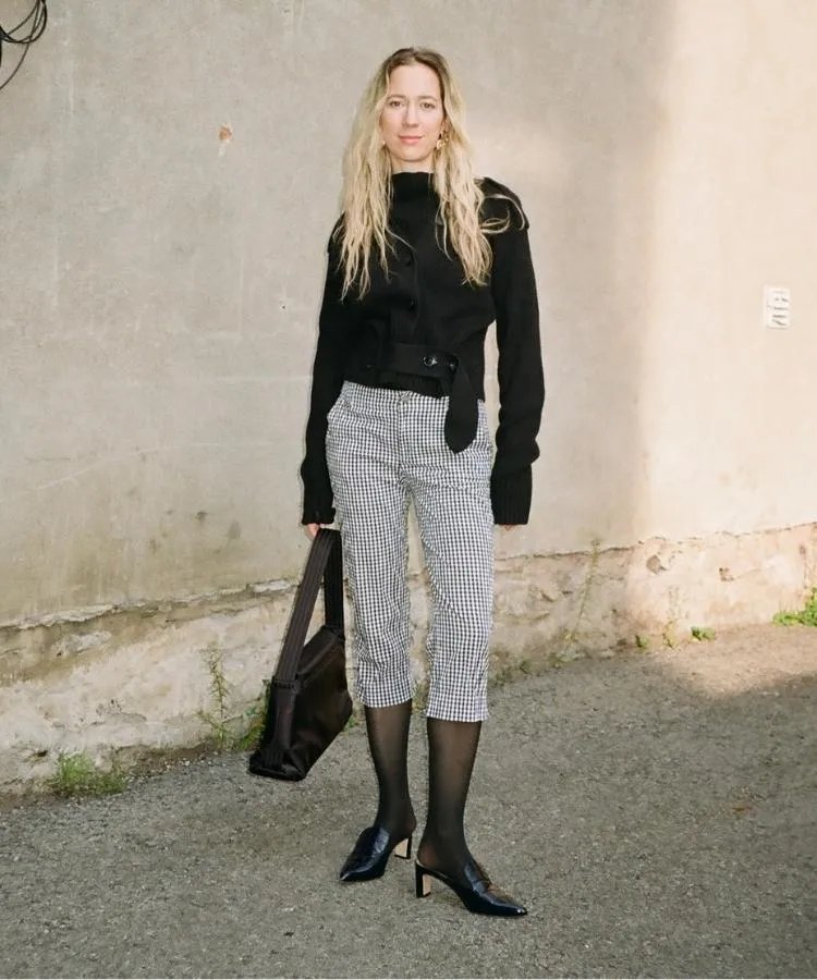 Mulher usando look com meia-calça e calça capri