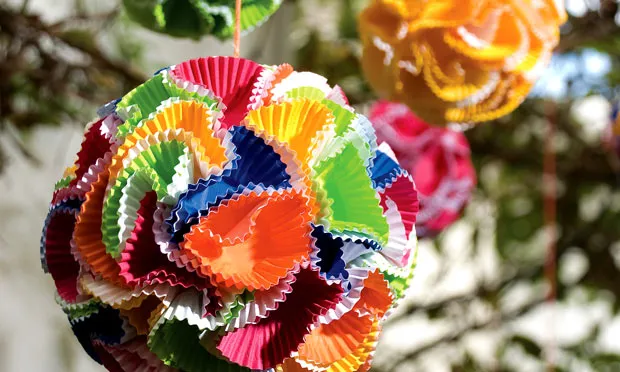 Decoração junina feita com forminhas coloridas Decoração junina feita com forminhas coloridas