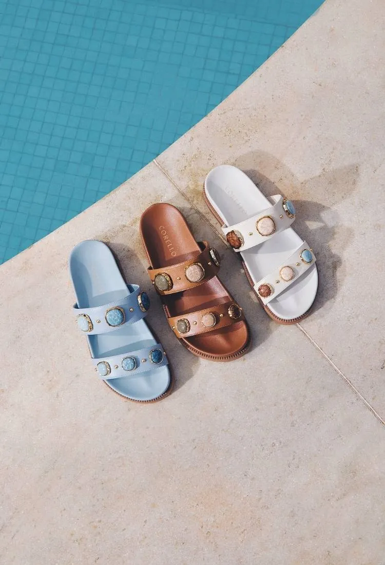 Três pés de sandália papete rasteirinha, azul, caramelo e off white
