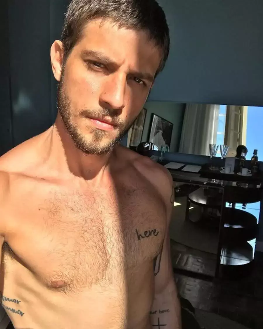 Foto de Chay Suede com as tatuagens "here" e "not here"