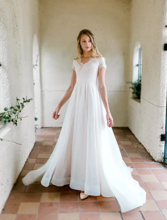 Vestido casamento manga curta rena e saia simples evasê