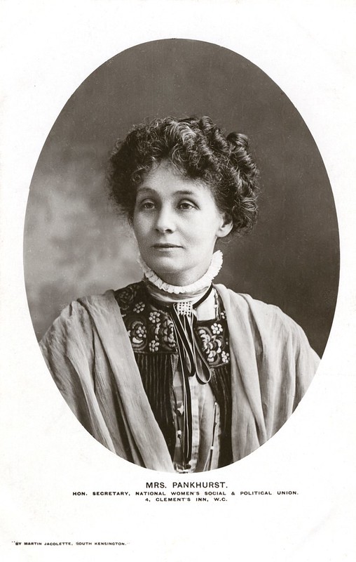 Retrato da sufragista Emmeline Pankhurst, 1907-1912. 