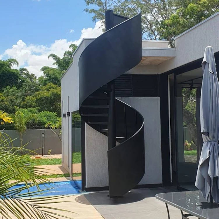 Escada externa em espiral.