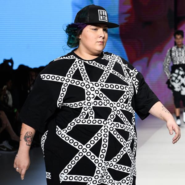aqui foto de moça plus size em desfile da marca