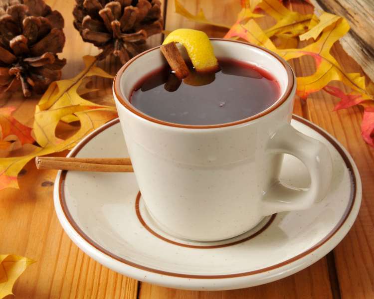 Vinho quente em xícara