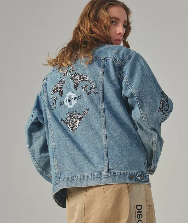 Jaqueta jeans masculina com estampa localizada nas costas