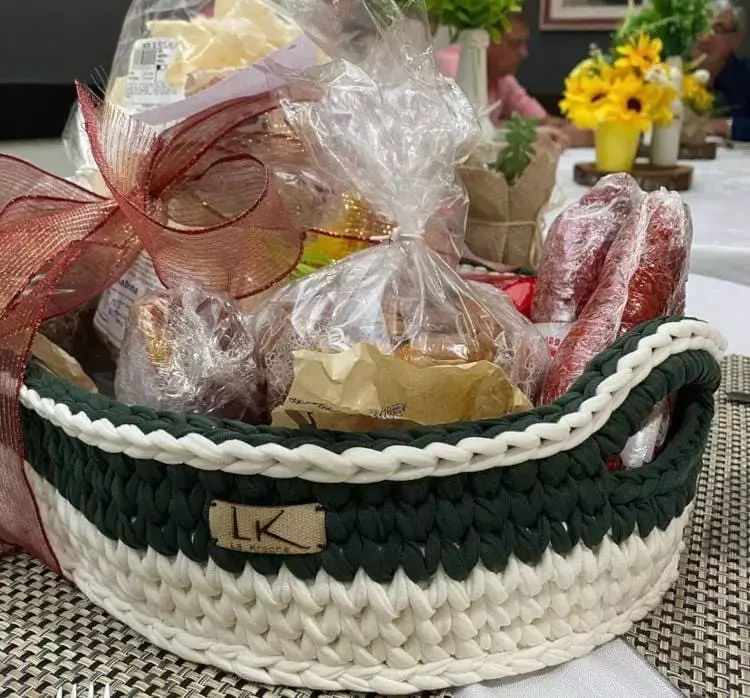 Cesta de fio de malhas com ingredientes para ceia