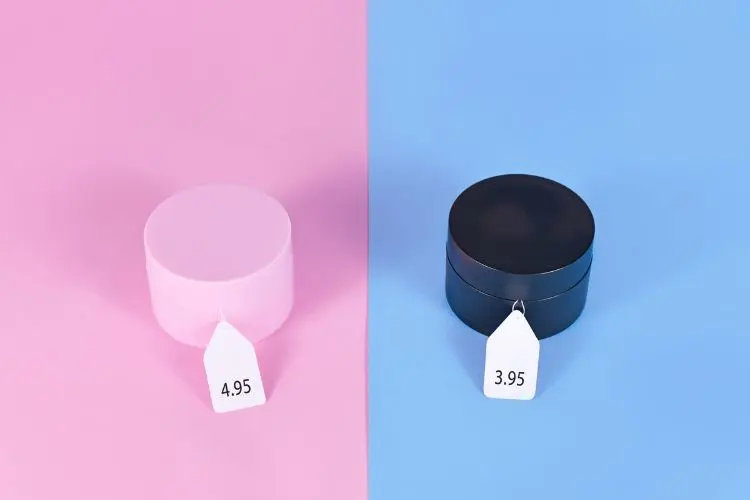 Embalagem rosa com preço de 4,95 e embalagem azul com preço de 3,95