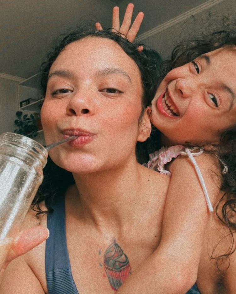 Foto da influenciadora vegana Claiti Cortes com a filha Antonella