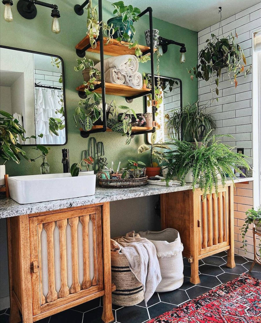 Banheiro feng shui verde com muitas plantas.