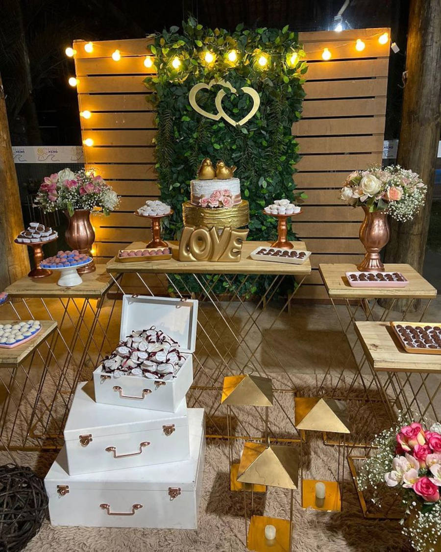 Decoração de casamento simples com painel de pallet e jardim vertical.