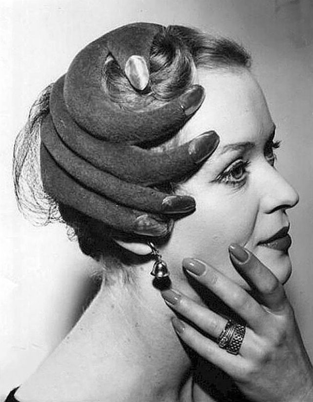 Chapéu de Elsa Schiaparelli. 