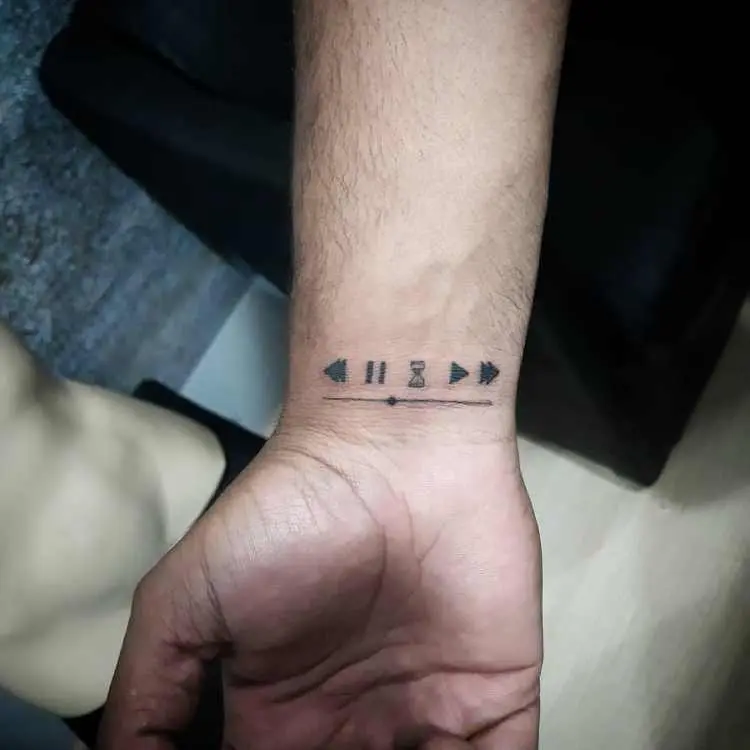 player de música tatuado no pulso