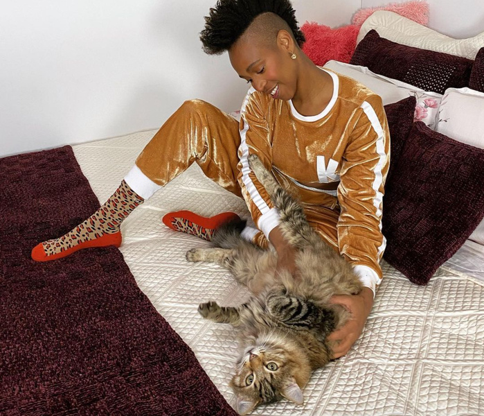 Na foto, aparece Karol Conká com seu gato