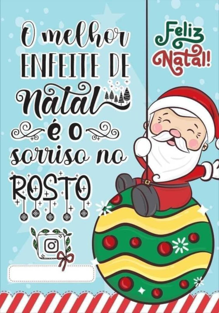 Cartão virtual de fundo azul com desenho de papai Noel pendurado em bola natalina e frase: O melhor enfeite de Natal é o sorriso no rosto. Feliz Natal!