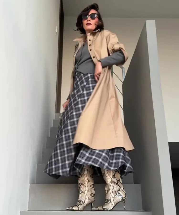 Foto de influencer usando look cinza e cáqui, cores do Outono Inverno 2026