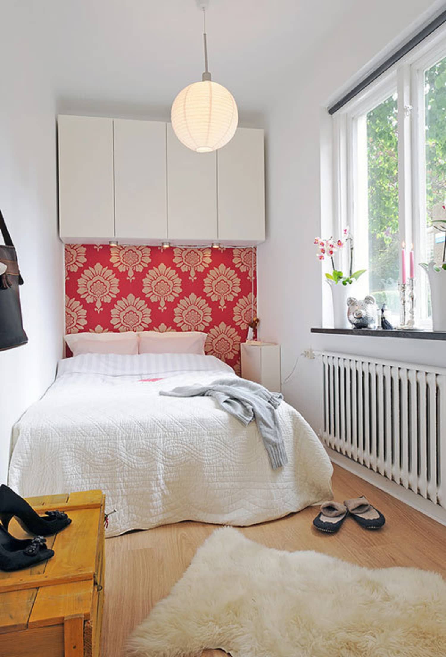Quarto com papel de parede