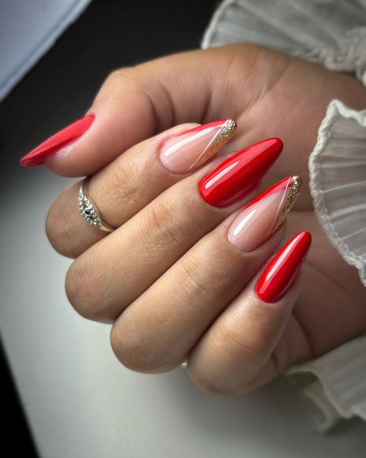 Unhas em gel vermelhas com glitter dourado(tamanho: extra grande. Formato: amendoada) 